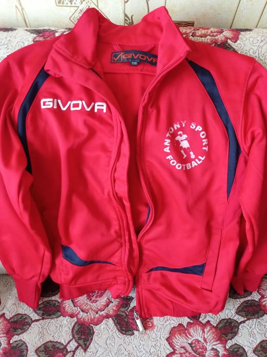 Продам спортивну кофту.