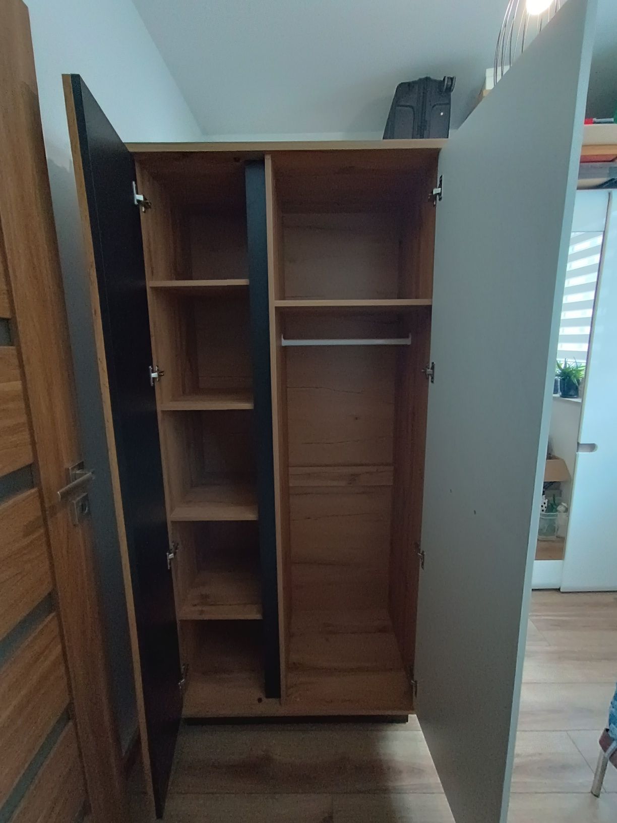 Szafa otwierana z lamelami