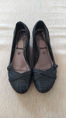 Sapatos pretos, da Bata. Tamanho 37