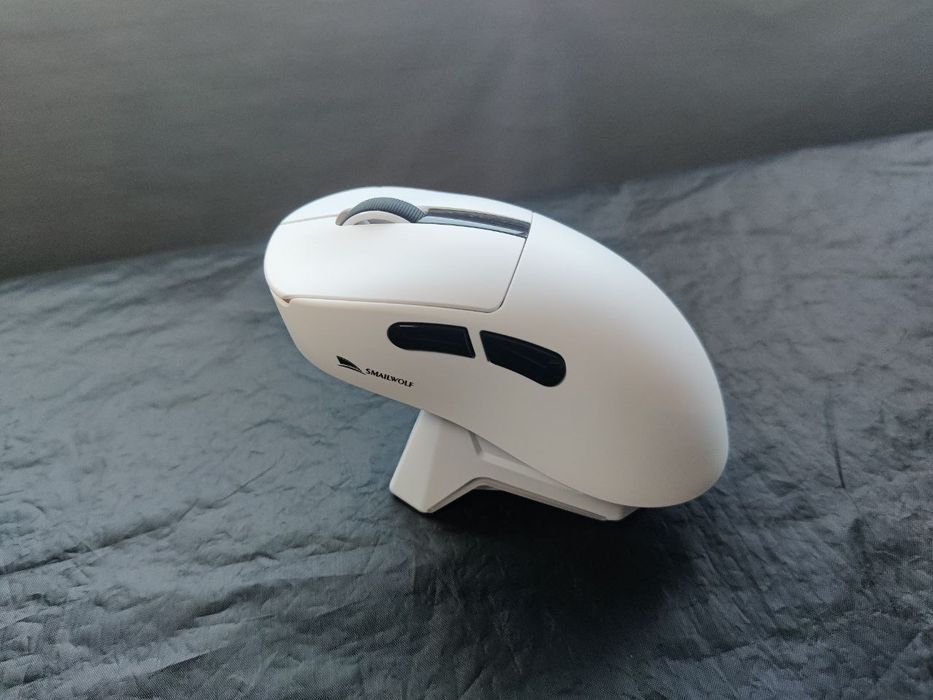 SmailWolf M6 — легка ігрова миша із зарядною базою