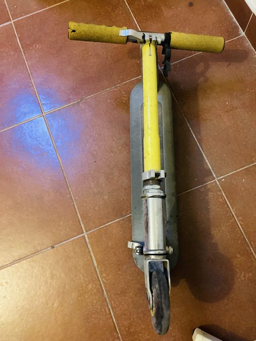 Trotinete antiga precisa de reparação