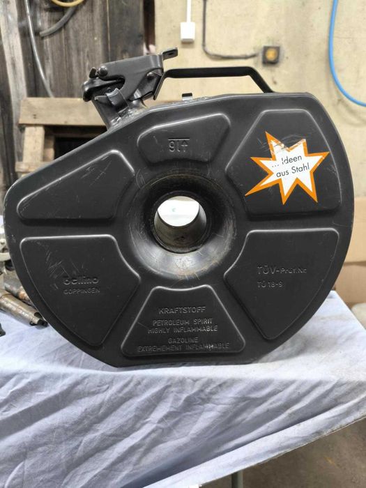 Stalowy kanister paliwa z otworem centralnym,9 litrów TÜV – benzyna/ON