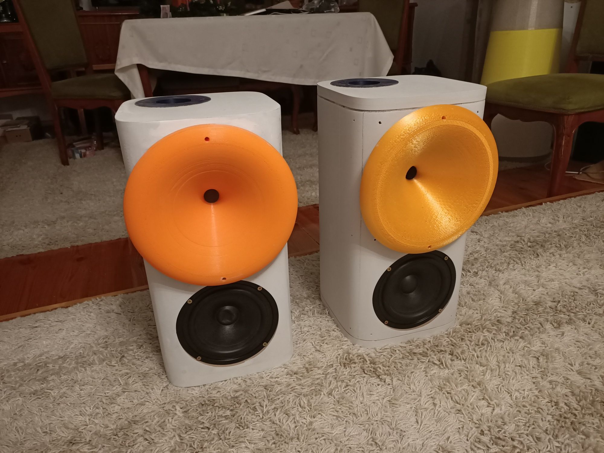 Głośniki tubowe typu JBL Genelec Dutch KRK Adam Presonus