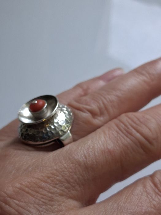 ZZO Juwelia . Pierścionek z koralem.