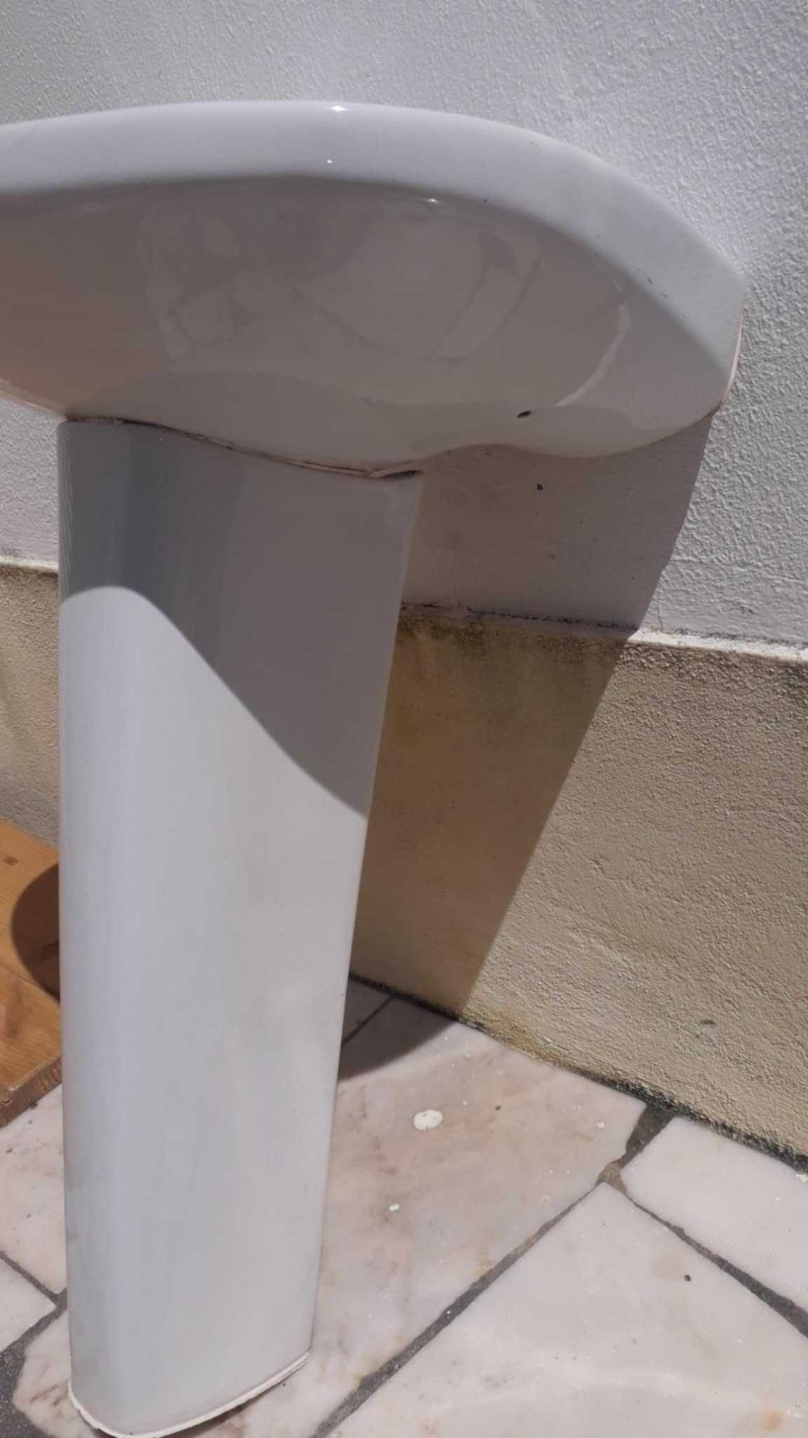 Lavatório Madalena com sifão. De pé. Casa de banho.