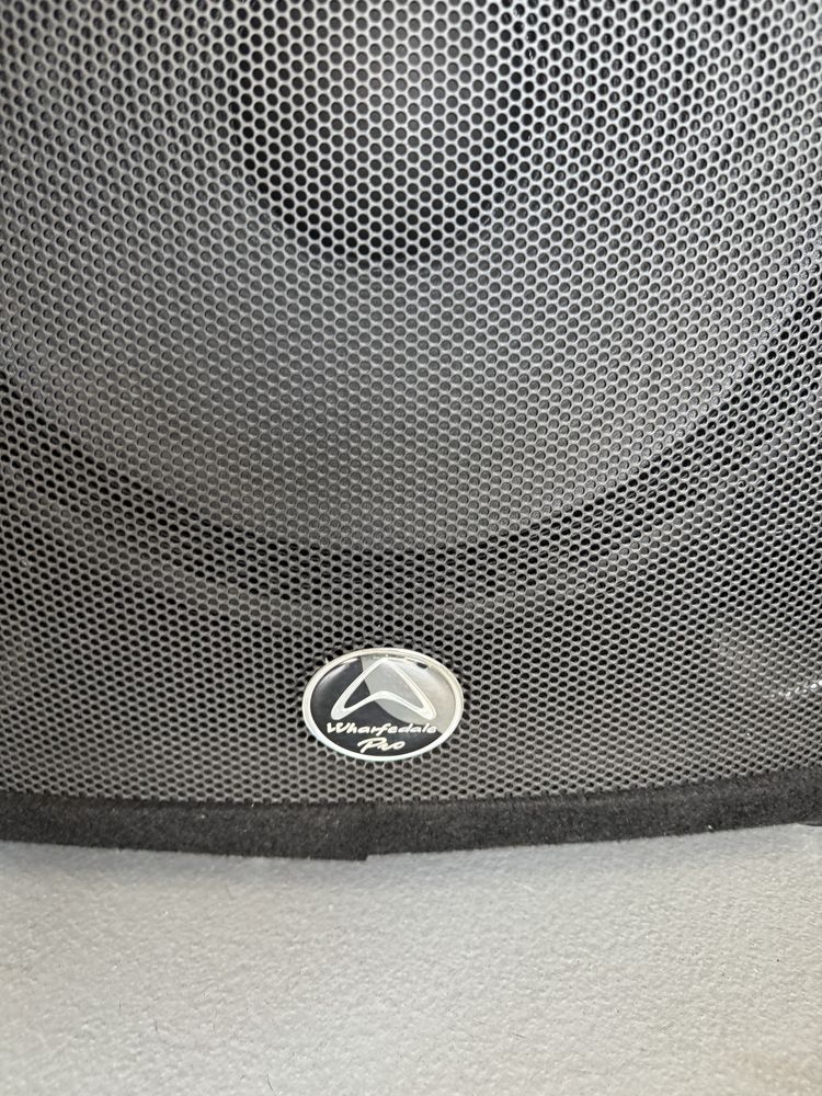 2 Colunas Wharfedale Pro SVP‑X15 e tripés
