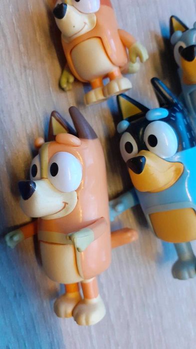 4 Bonecos dos desenhos animados Bluey e Bingo
