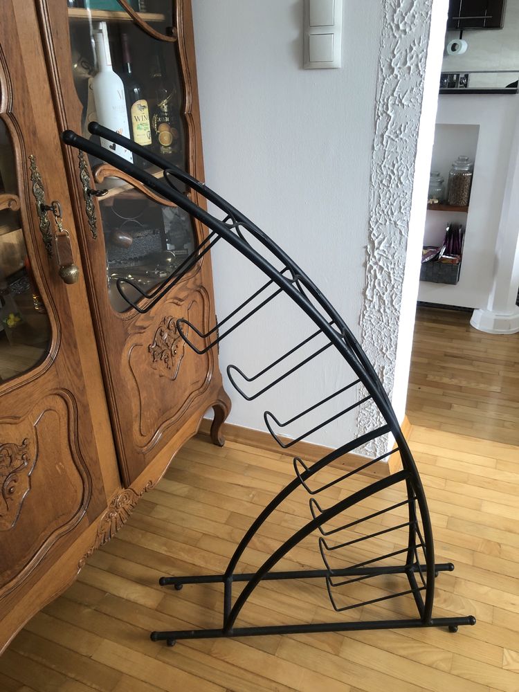 Metalowy stojak na butelki barek