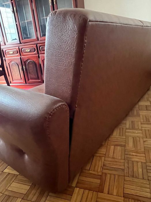 Sofá de 3 lugares em pele, em perfeito estado de conservação