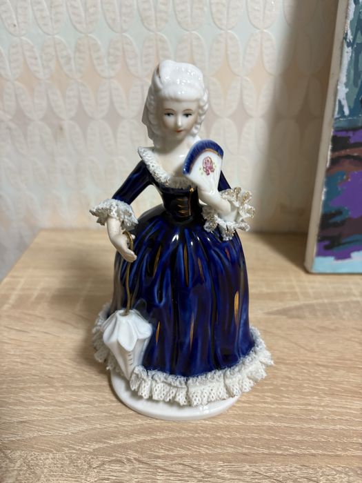 Фарфорова статуетка жінки