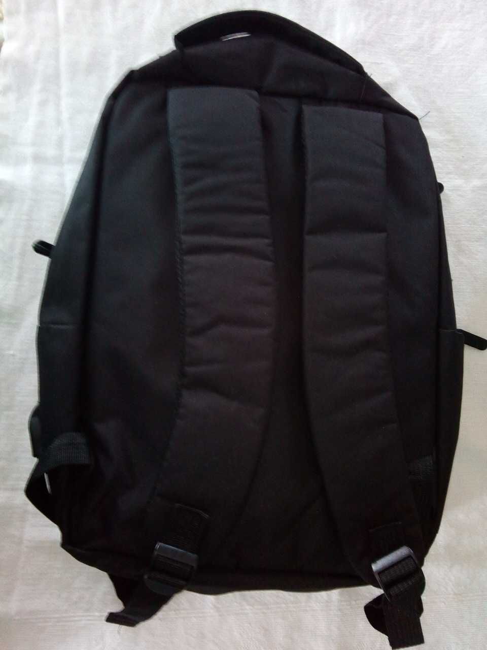 Mochila de viagem com saída para ligação USB, como NOVA!