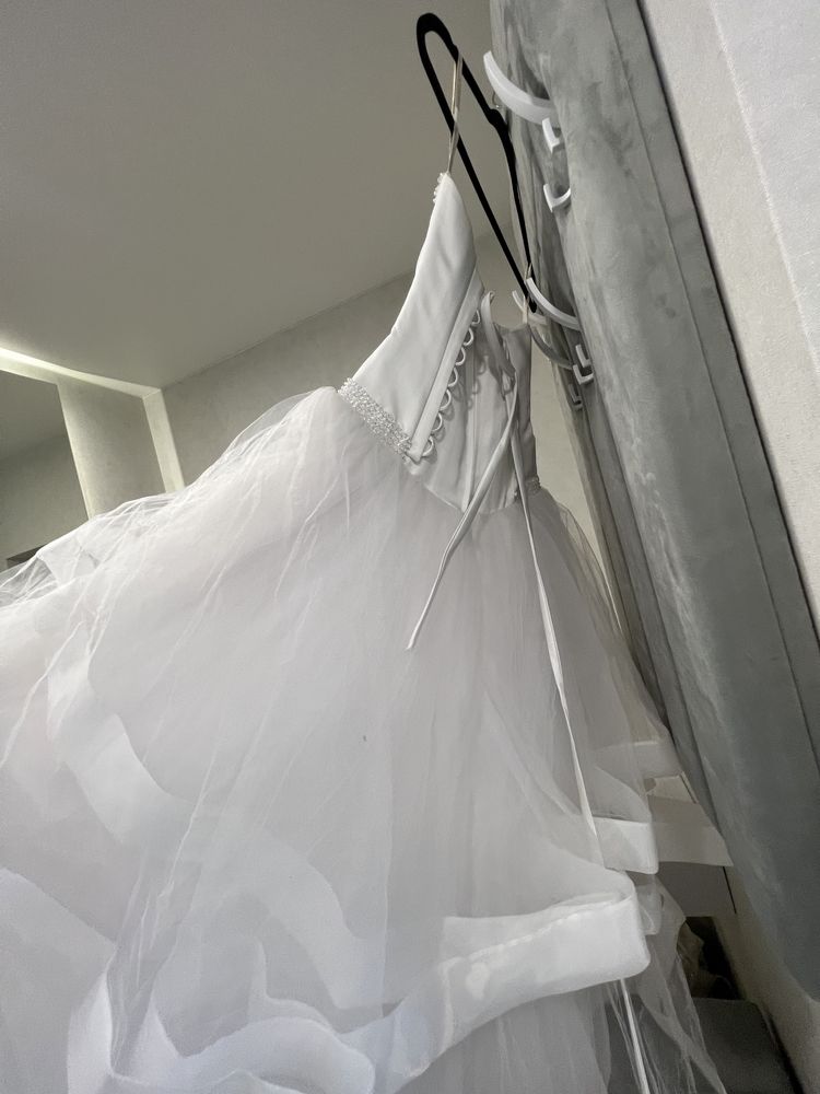 Свадебное платье весільна сукня біла хс с м з камінцями корсет 46 44