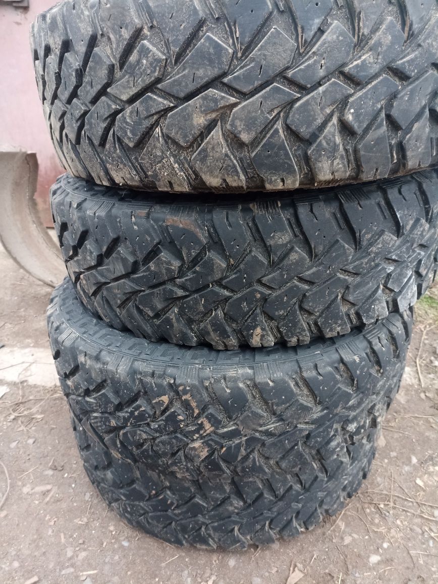 Продам покры Maxis bighorn off road 235/75 r15