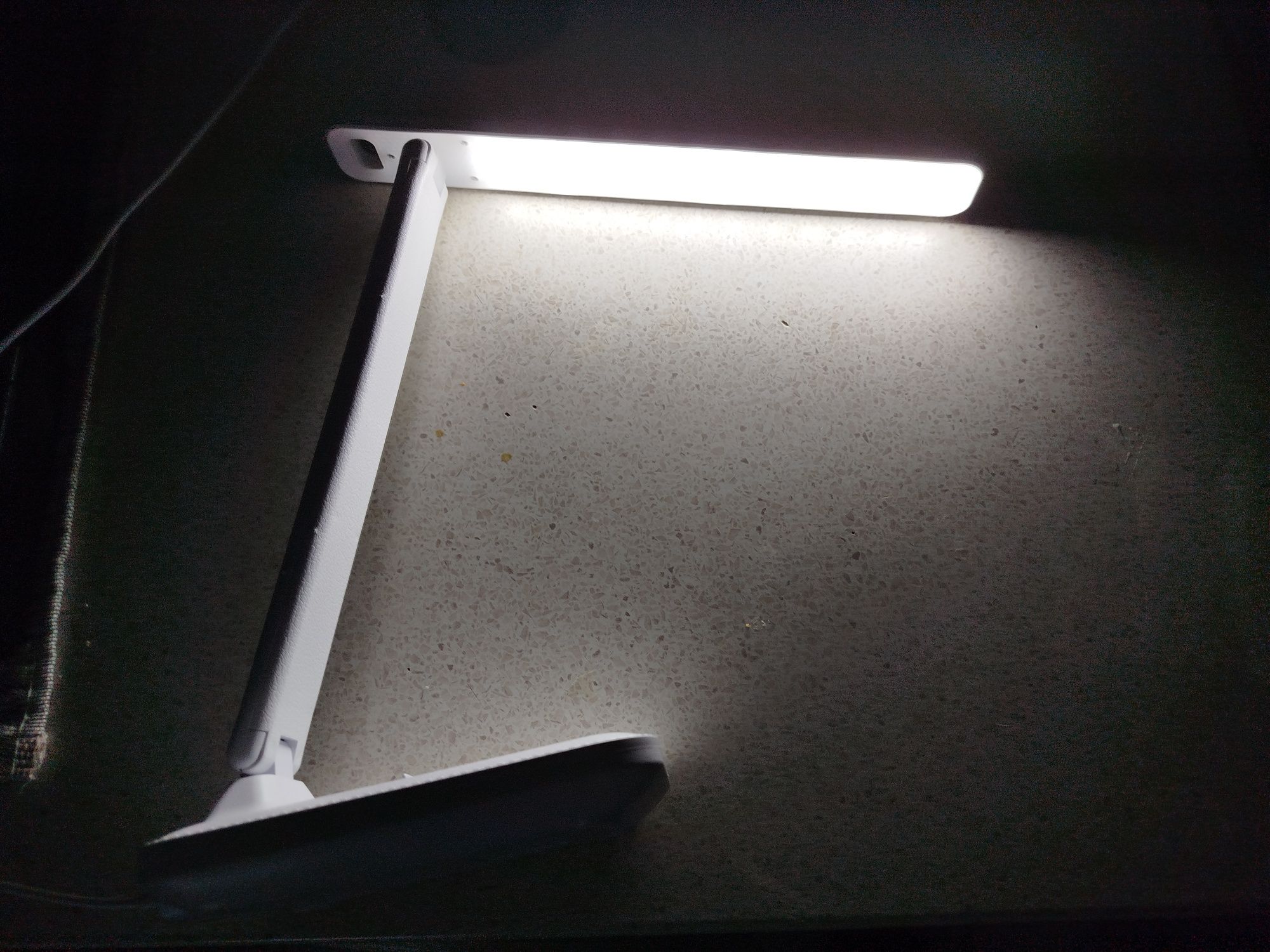 Продам настольную лампу LED новую.