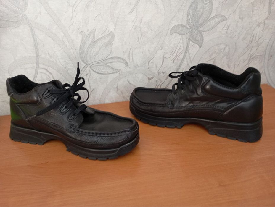 Продаються чоловічі черевики