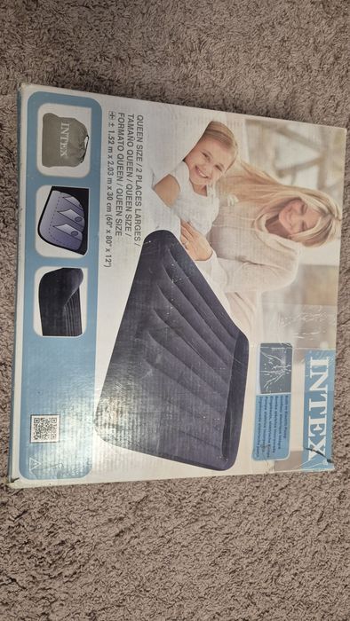 Надувний матрац з вбудованим насосом