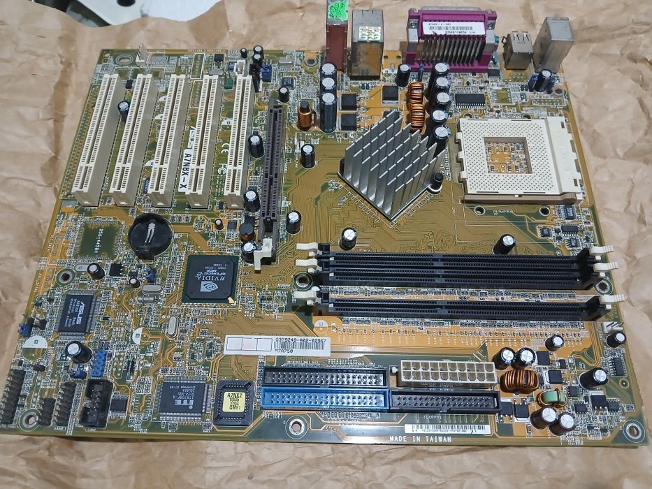 Материнка ASUS A7N8X-X , нестартує