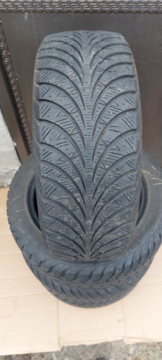 Продам зимнюю резину Goodyear Extream Stud 205/55 R16