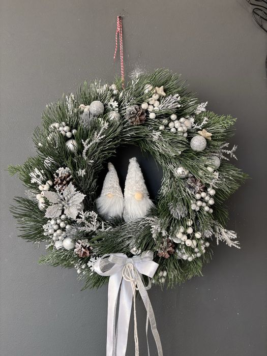 Świąteczny wieniec bożonarodzeniowy na drzwi z krasnalami, wianek