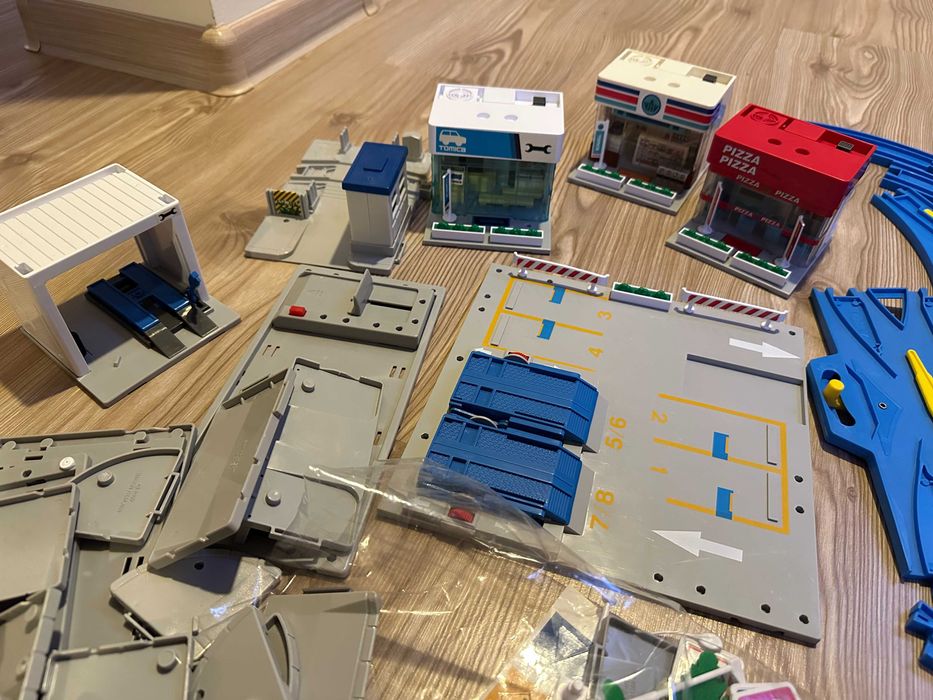 Kolejka Tomica z drogą, parkingiem i budynkami