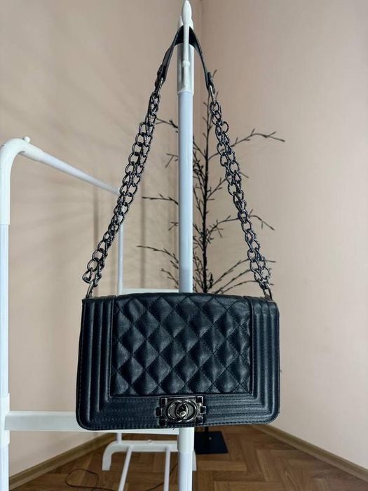 Сумка Chanel чорного кольору