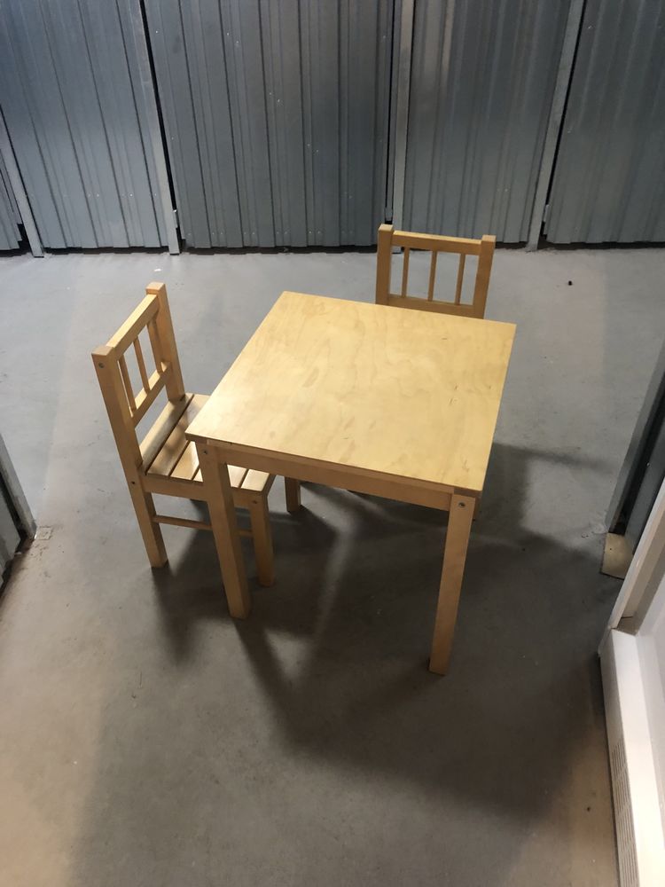 Zestaw dzieciecy stolik z dwoma krzesełkami