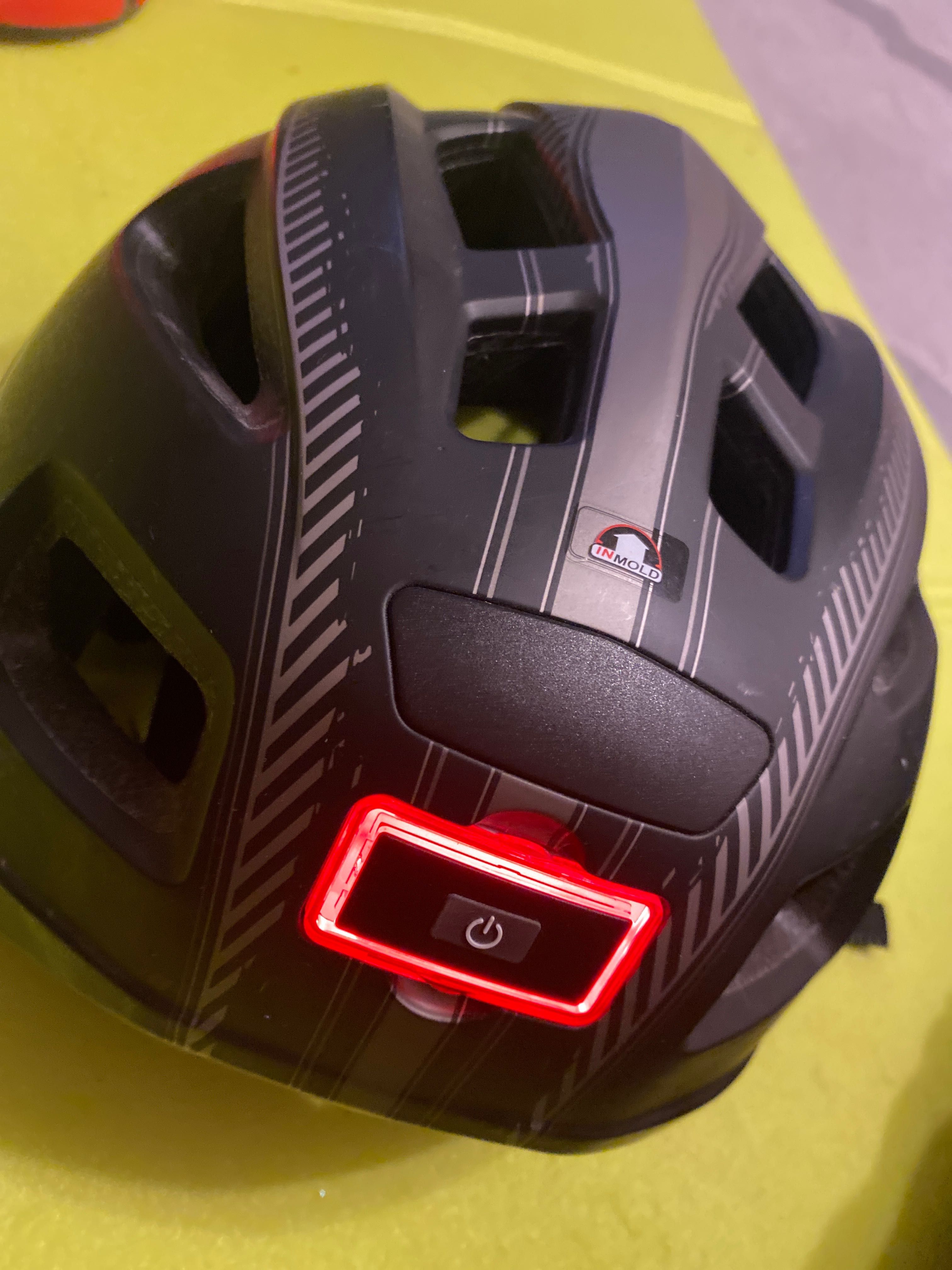 Kask rowerowy z wbudowanym światełkiem