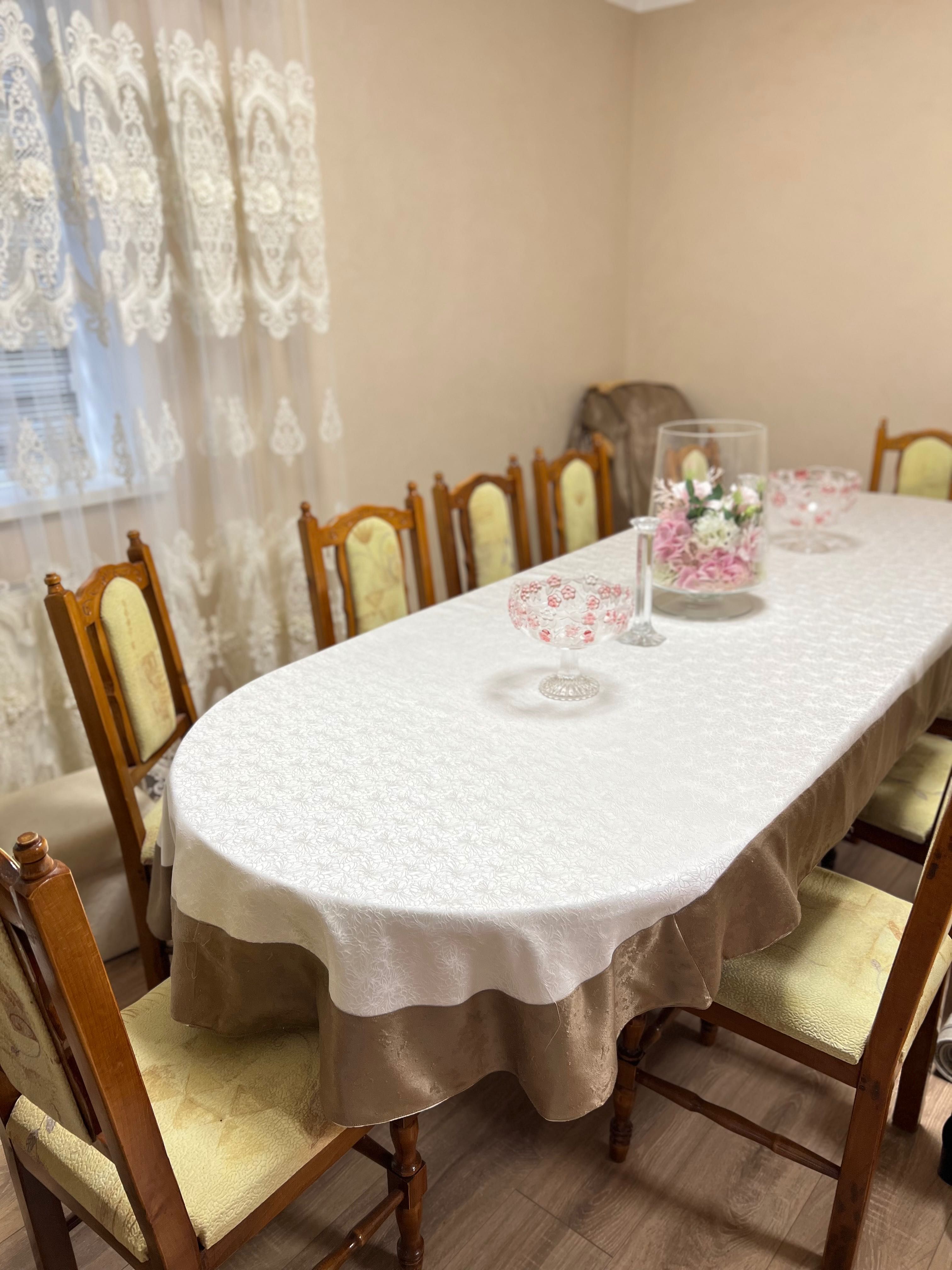 Стіл з стільцями