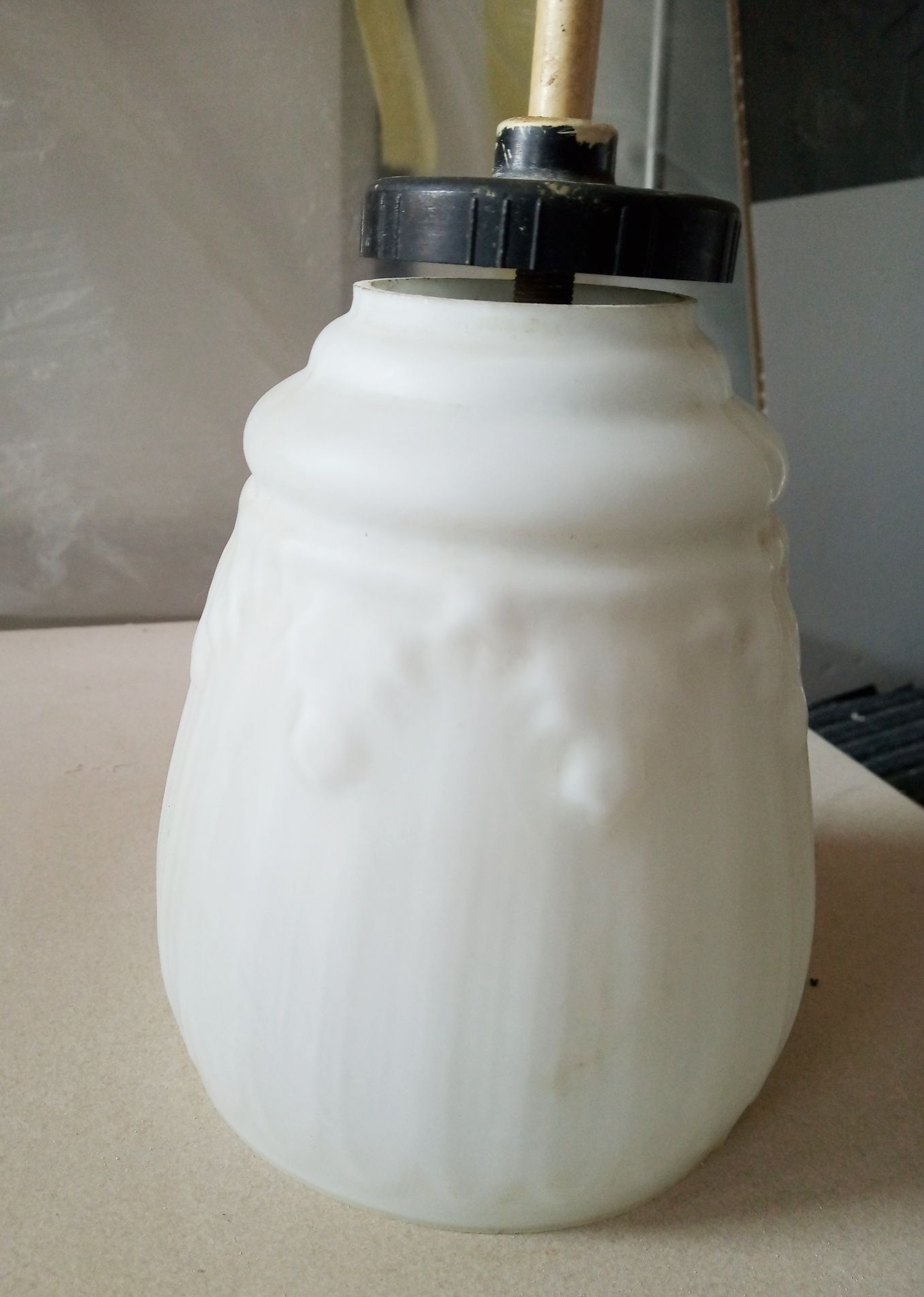 Biała lampa wisząca PRL Promień Wieliczka