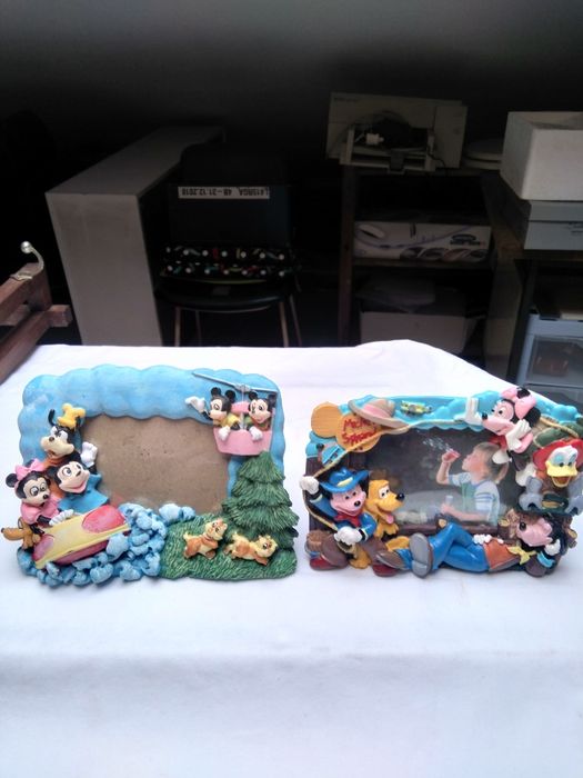 Duas molduras, com figuras da Disney