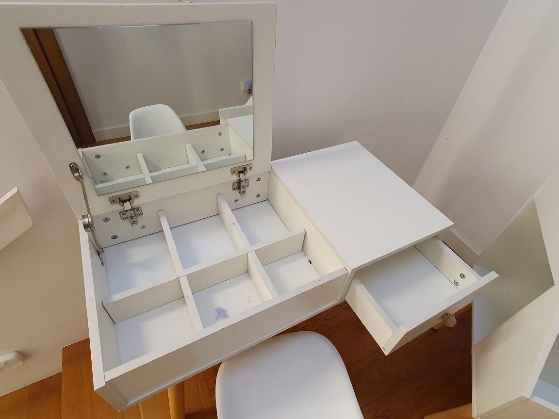 Meble dziecięce: białe biurko, toaletka, krzesełko, biblioteczka