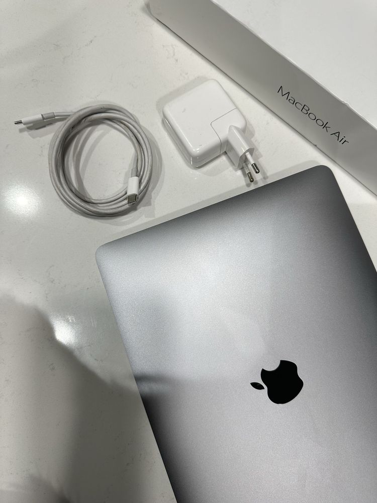 macbook AIR 13” 256 GB gwiezdna szarość 2021