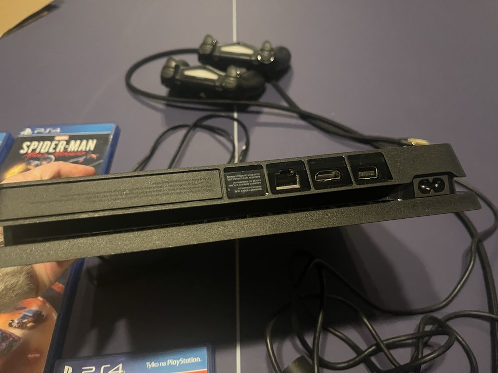Play station 4, 13 gier na plytach plus na wbudowanej pamieci