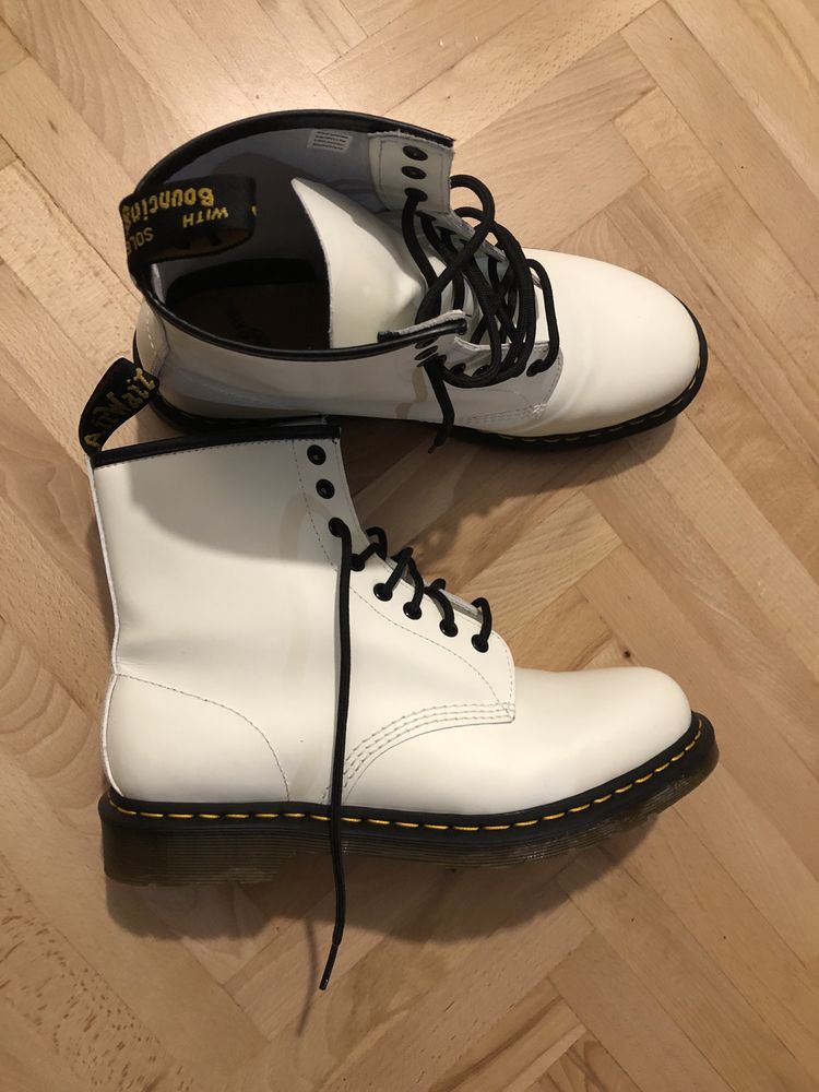 Martensy Dr Martens ósemki białe