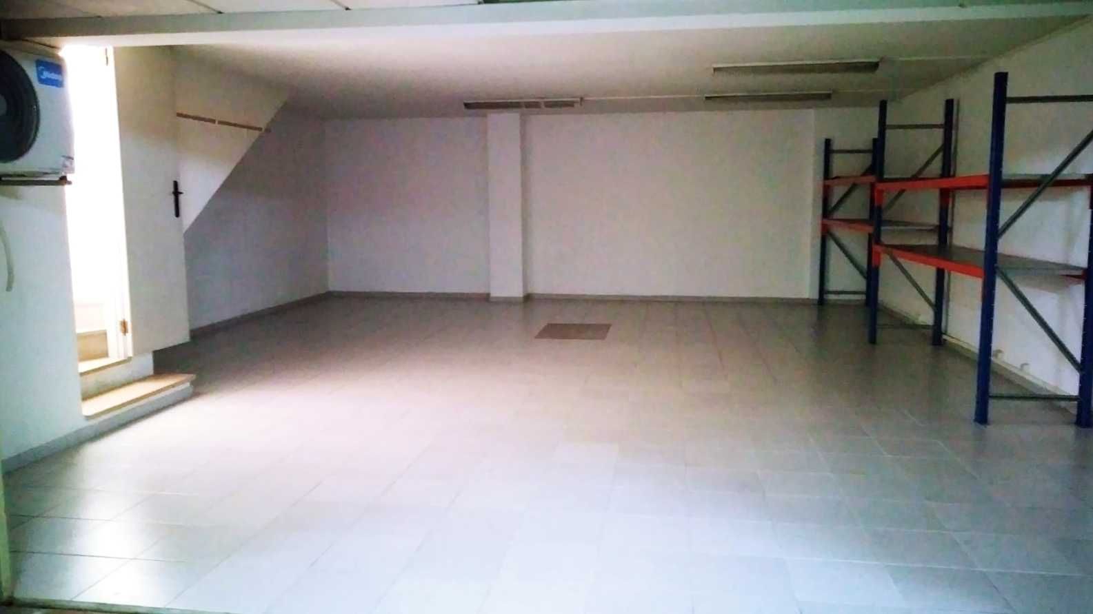 Loja com 250m2 e 3 frentes próximo do centro. Localização Premium.