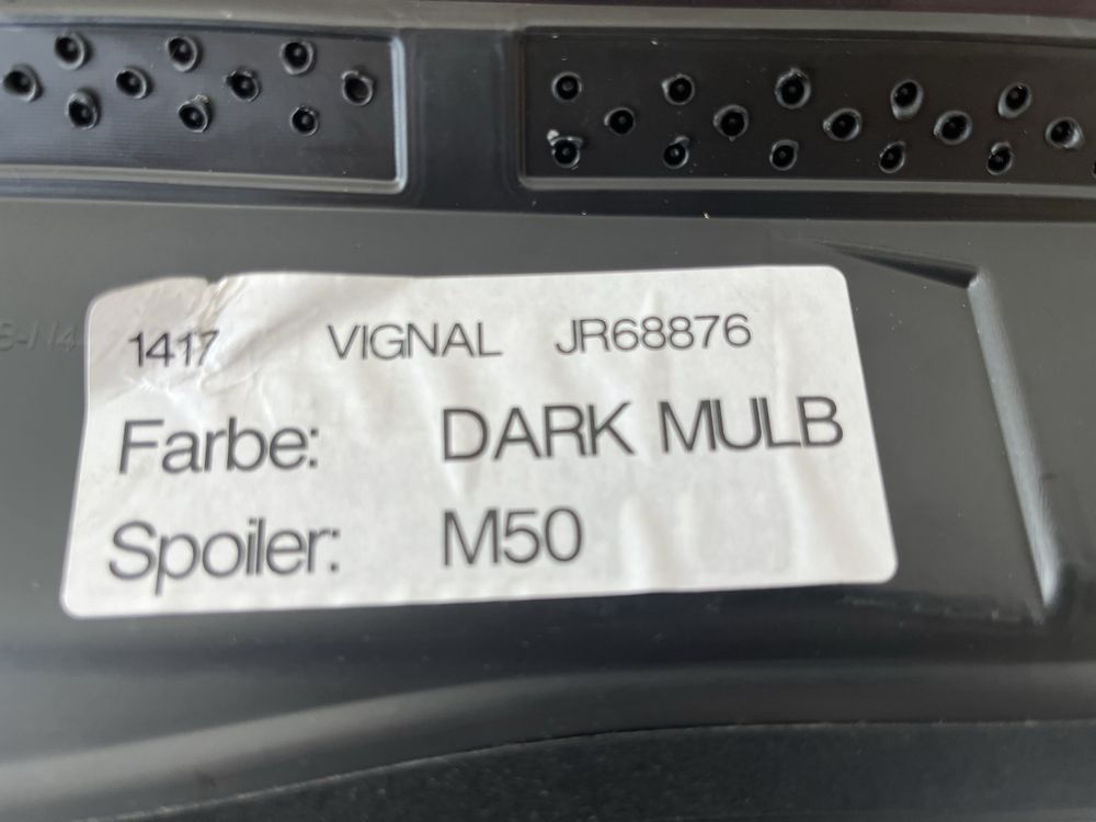Ford Focus Vignale Mk4 spoiler tylnej klapy Dark Mulberry NOWY