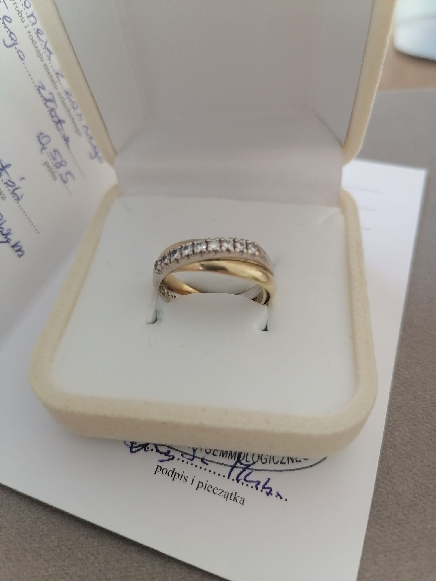 Złoty pierścionek z diamentami 585