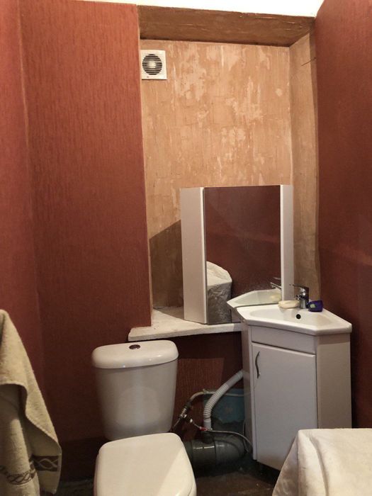 Велика квартира у житловому стані, частково під ремонт.