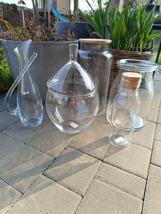 Szklany awangardowy dzbanek karafka