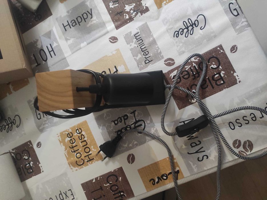 Aplique/ candeeiro de parede de madeira e preto interruptor e ficha