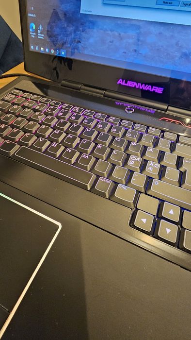 Laptop Gamingowy Alienware M17xR4 - Idealny do gier i pracy!