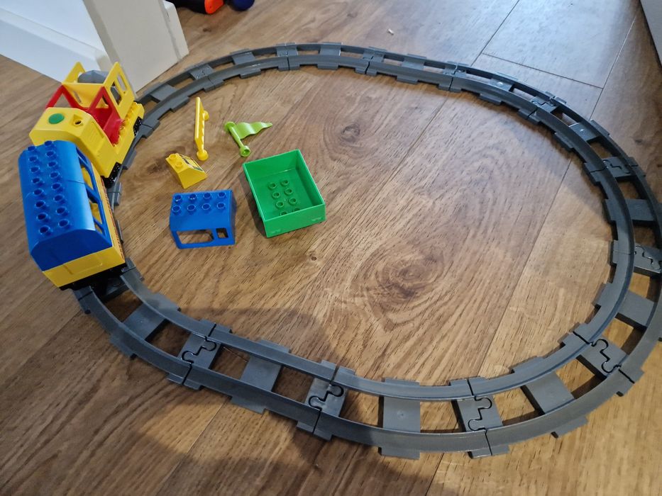 Ogromny zestaw LEGO, liczne postacie, szpital, zoo, kolejka