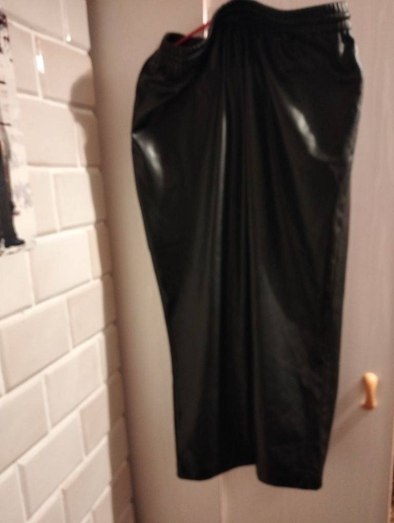 Spodnie damskie duży rozmiar czarne eko skóra woskowane plus size