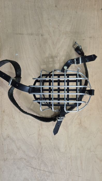 Kaganiec metalowy z paskami skórzanymi – solidny, regulowany