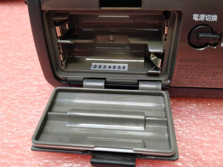 radio SONY ICF-B99 na korbkę z ogniwem słonecznym