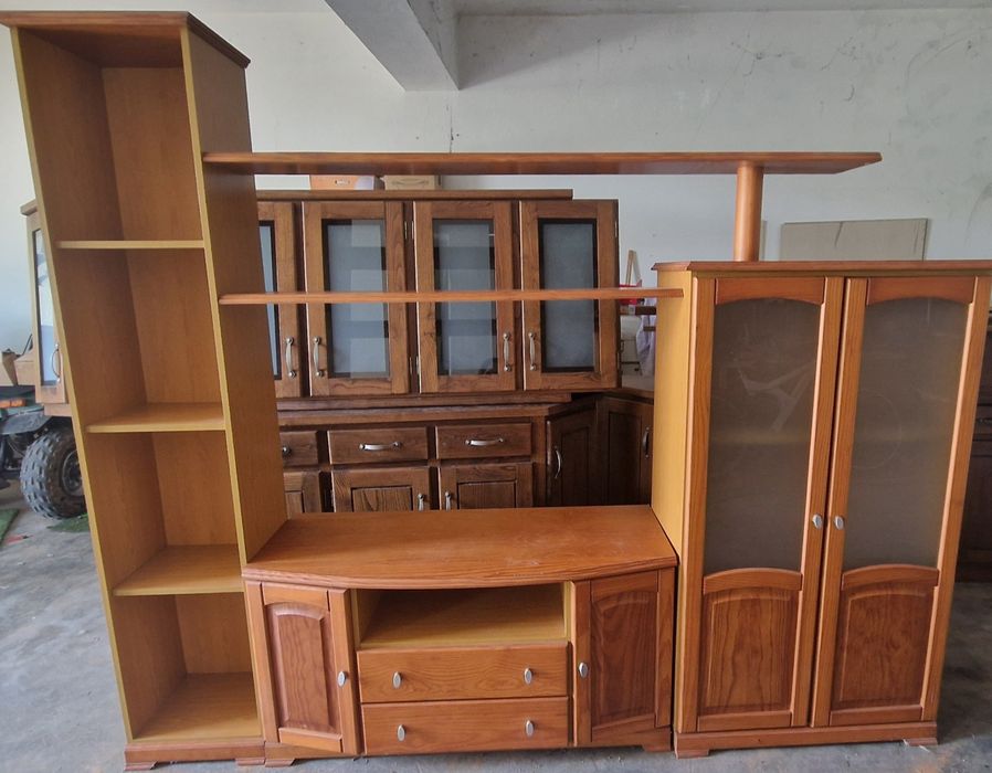 Móvel de sala em pinho mel - com zona TV , estante e armário de vidro