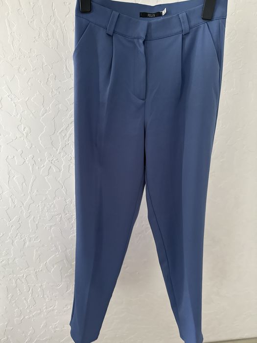 Голубий костюм класичний