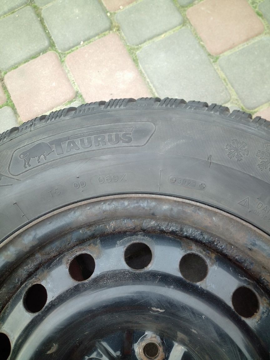 Зимові колеса з дисками і ковпаками 215/65 R16