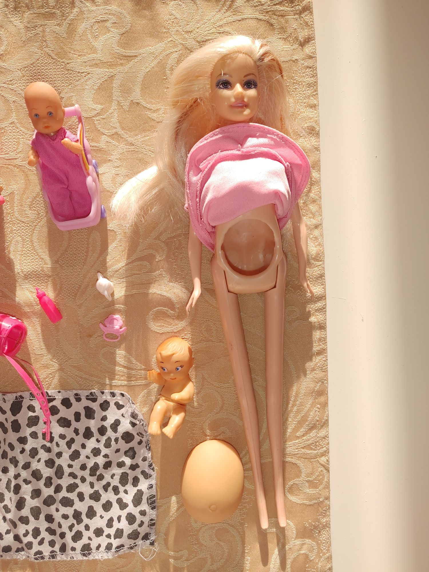 Lalka Barbie w ciąży plus dzidziusie.