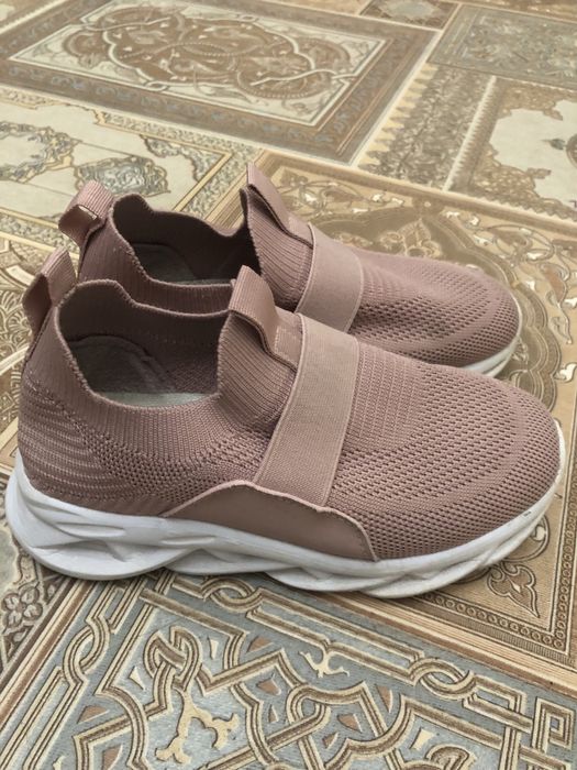 Кросівки дитячі для дівчинки,б/у,в гарному стані,розмір 32,на 7 років.